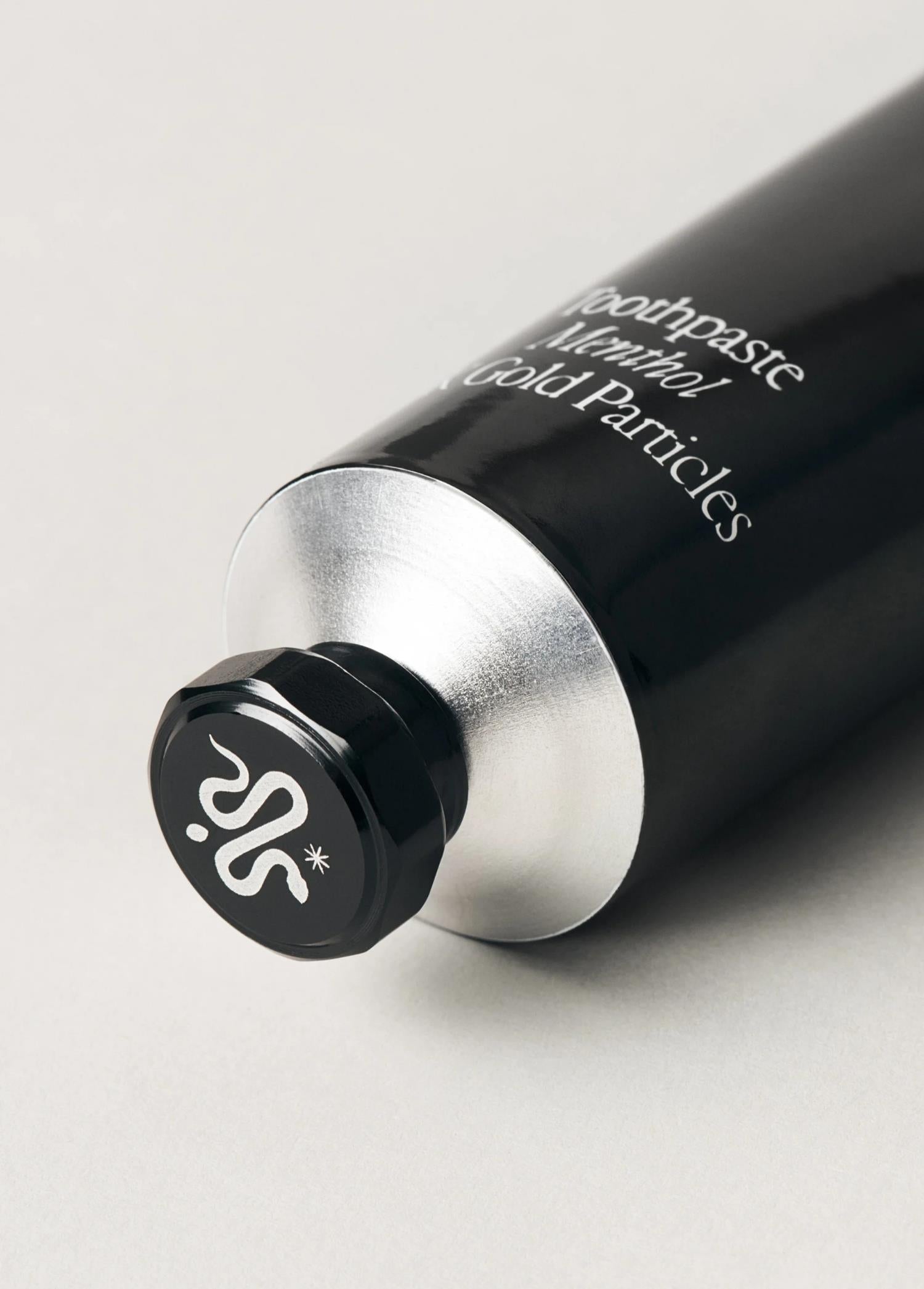 Aurezzi Mentol Aromalı 24 Ayar Altın Parçacıkları Black Gold Diş Macunu 75 ml