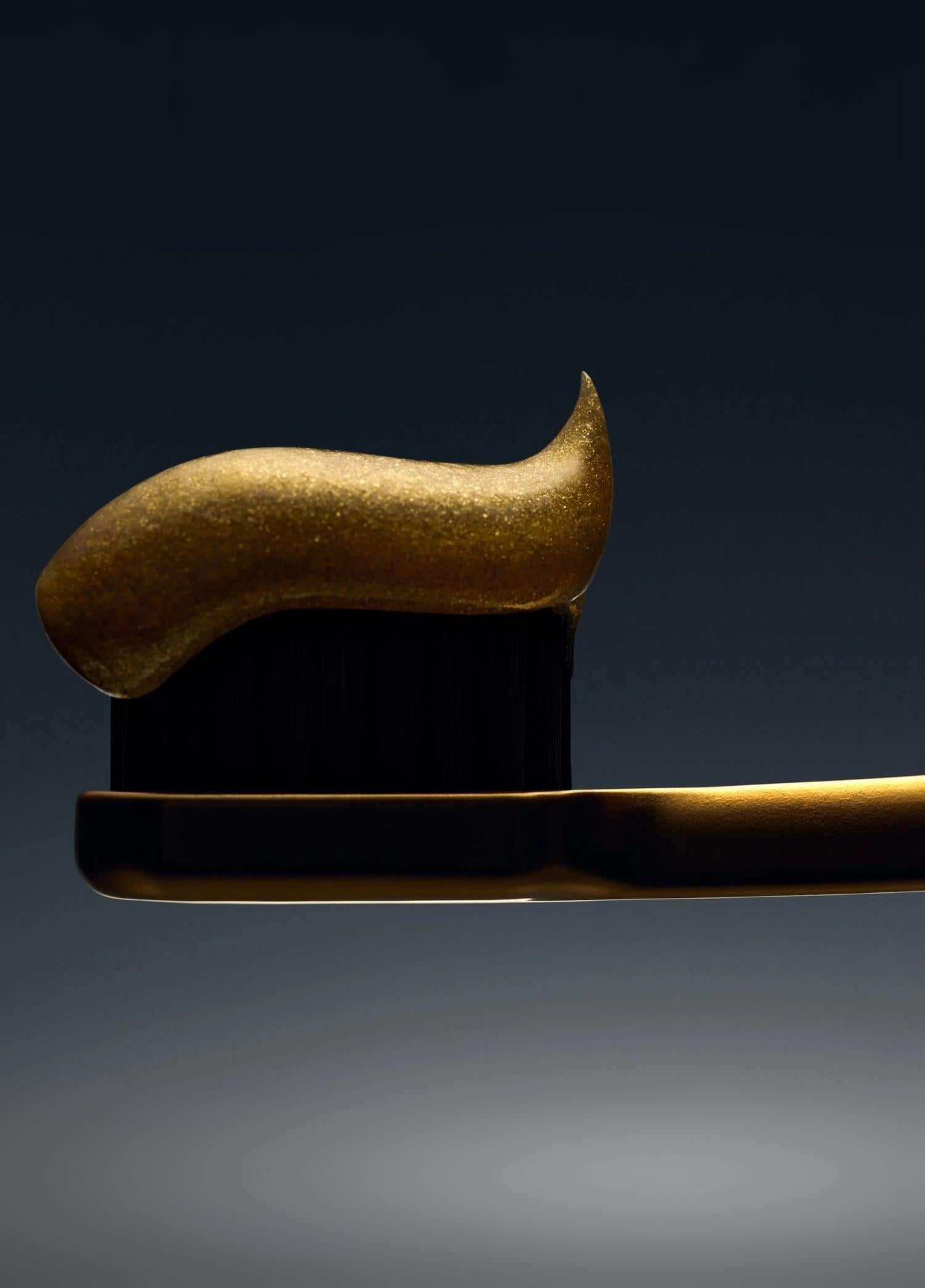 Aurezzi Mentol Aromalı 24 Ayar Altın Parçacıkları Black Gold Diş Macunu 75 ml